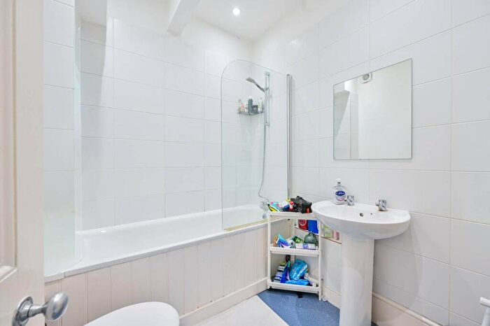 2 Bedroom Flat To Rent In Charleston Street, Elephant And Castle, London, SE17