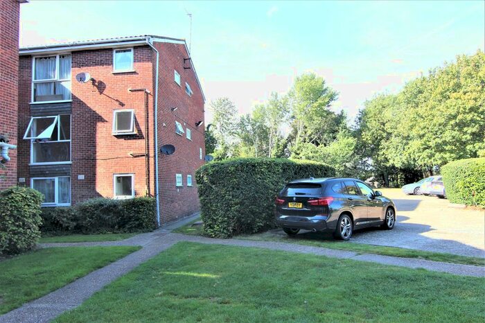 Studio To Rent In Shurland Avenue, Hertfordshire, EN4