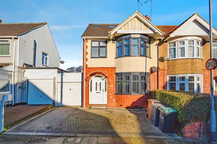 5 Bedroom Semi Detached House For Sale In Weatherby Road, Luton, Bedfordshire, LU4