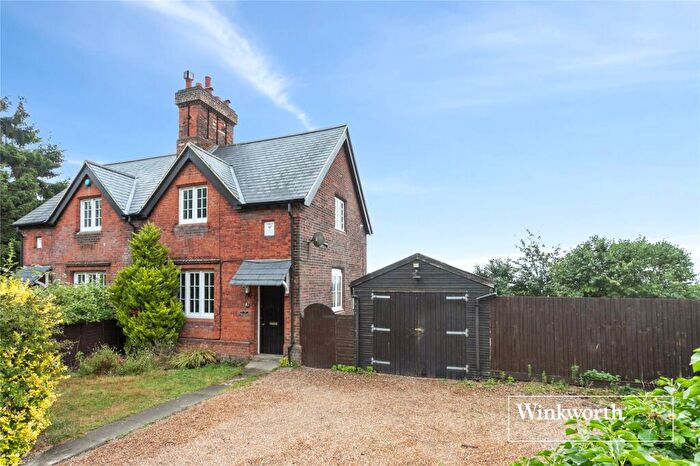 3 Bedroom Semi-Detached House For Sale In Great North Road, Barnet, Hertfordshire, EN5