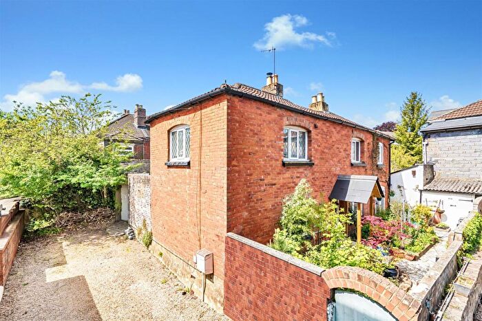 2 Bedroom Detached House For Sale In Devizes Road, Salisbury, SP2