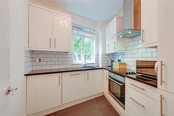 2 Bedroom Apartment For Sale In Rosebery Court, A Rosebery Avenue, Clerkenwell, London, EC1R