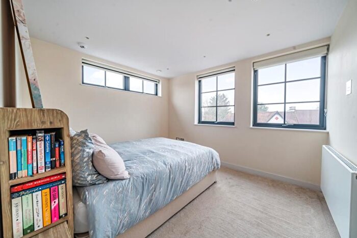 3 Bedroom Flat To Rent In Raeburn Avenue, Berrylands, Surbiton, KT5