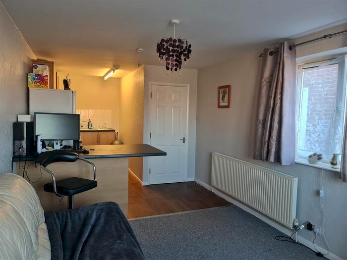 2 Bedroom Flat To Rent In Station Road, Shirebrook, NG20