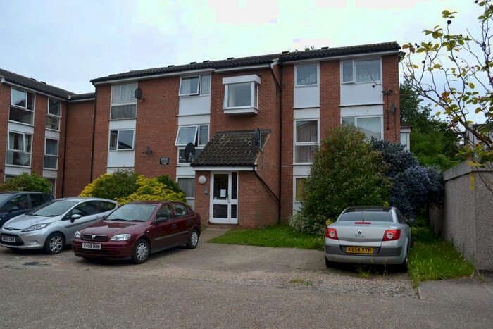 1 Bedroom Flat To Rent In Trotwood, Chigwell, IG7