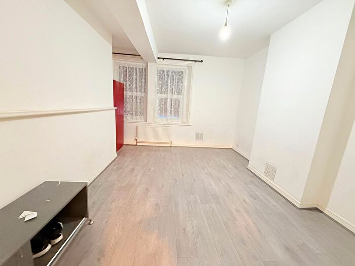 2 Bedroom Flat To Rent In Telegraph Mews, Ilford, IG3