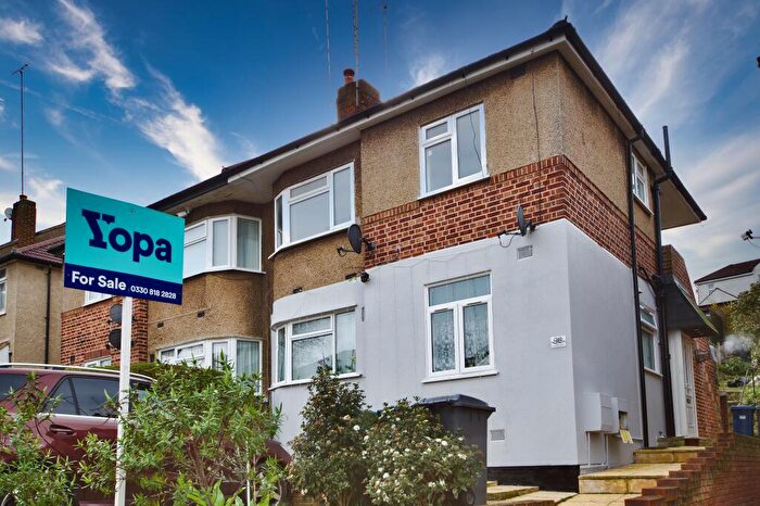 2 Bedroom Maisonette For Sale In Avondale Avenue, Barnet, EN4