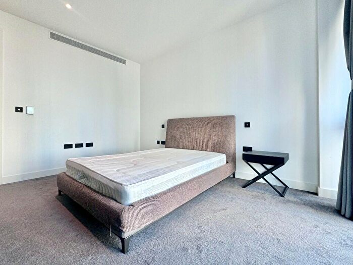 2 Bedroom Apartment To Rent In Viaduct Gardens, London, SW11