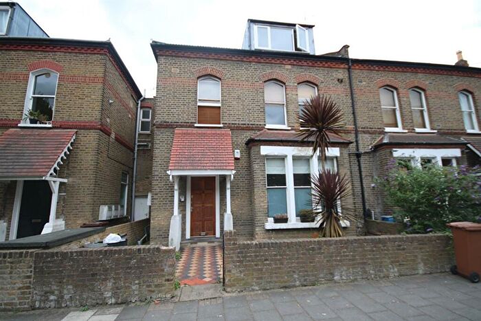 3 Bedroom Apartment To Rent In Finsbury Park Road, London, N4