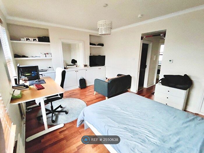 Studio To Rent In Shepherds Bush, London, W12