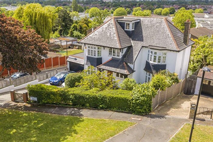 6 Bedroom Detached House For Sale In Pollards Hill North, Streatham, SW16