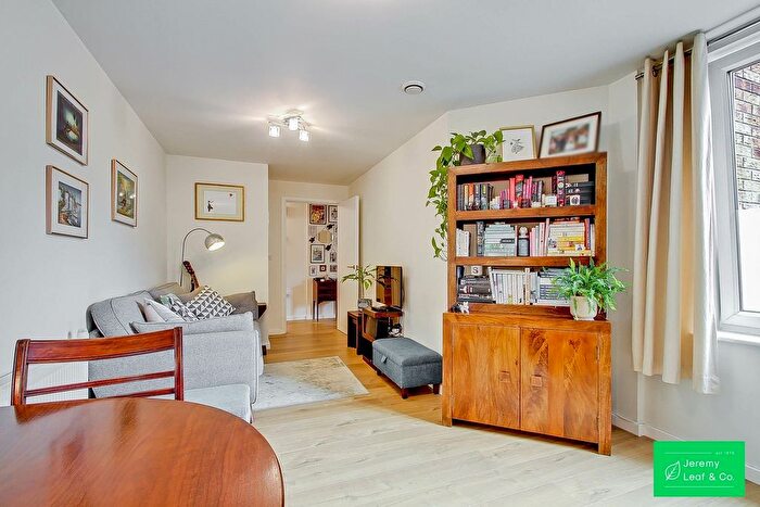 1 Bedroom Flat For Sale In Lankaster Gardens, London, N2