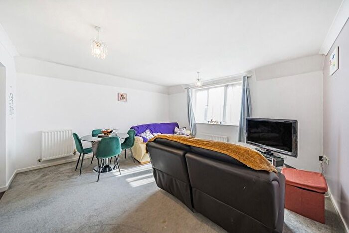 2 Bedroom Flat For Sale In Engineers Court, Reading, Berkshire, RG2