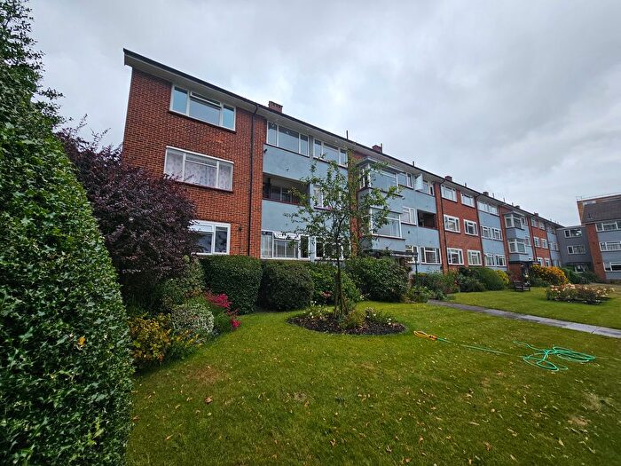 2 Bedroom Flat To Rent In Dove Park, Pinner, HA5