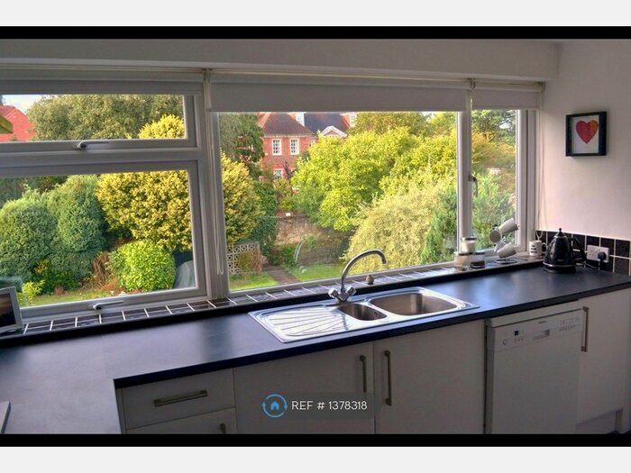2 Bedroom Maisonette To Rent In Doods Place, Reigate, RH2