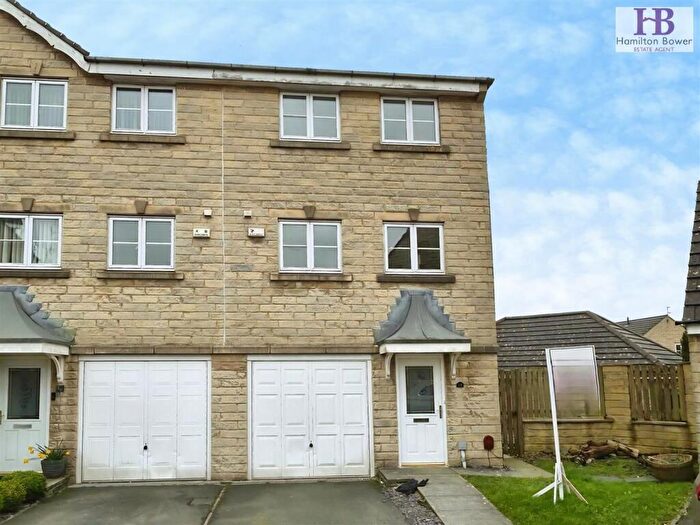 3 Bedroom Town House For Sale In Winscar Avenue, Clayton Heights, Bradford, BD6