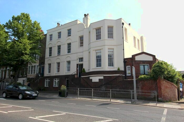 2 Bedroom Flat To Rent In New Road, Chatham, Kent, ME4