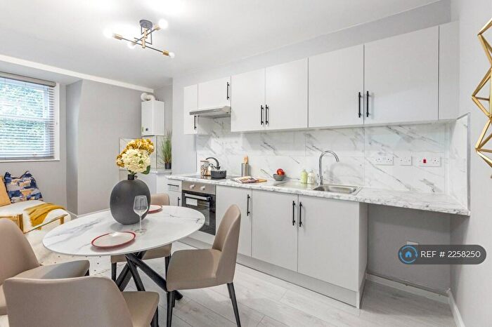 3 Bedroom Flat To Rent In Tollington Park, Finsbury Park - London, N4