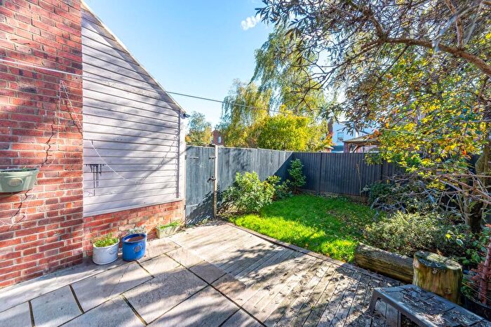 2 Bedroom Flat To Rent In Temple Road, Cricklewood, London, NW2