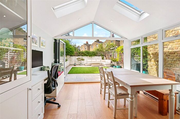 3 Bedroom Flat For Sale In Wandsworth Bridge Road, Fulham, London, SW6