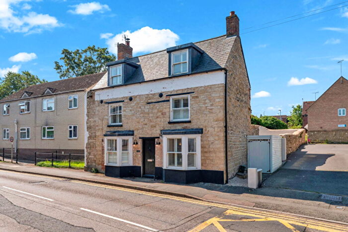 4 Bedroom Detached House For Sale In Huntingdon Road, Thrapston, NN14