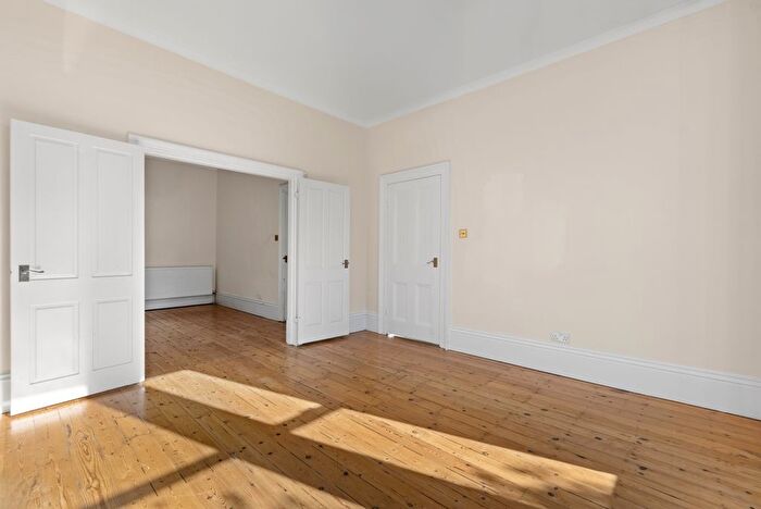 5 Bedroom Semi-detached House To Rent In Barrington Road, London, N8