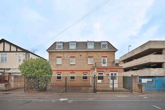 2 Bedroom Flat To Rent In Grafton Road, New Malden, KT3