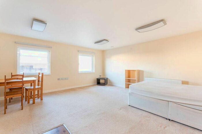 Studio To Rent In Southbridge Way, Southall, UB2