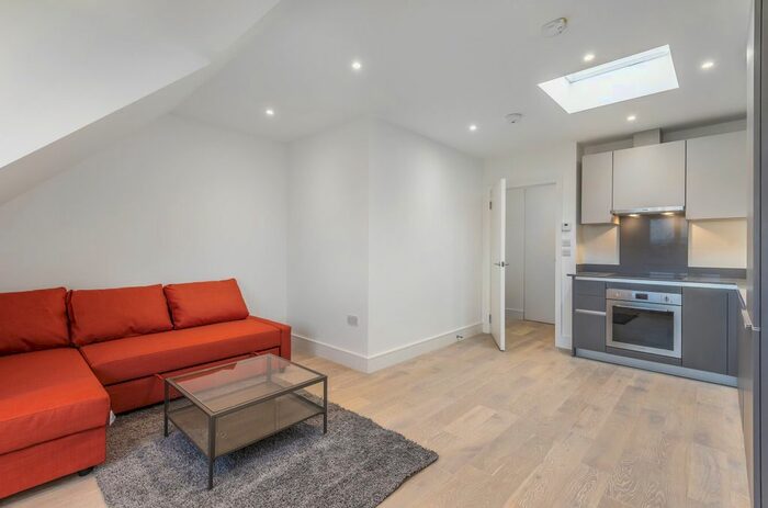 1 Bedroom Flat To Rent In Osborne Road, Egham, TW20