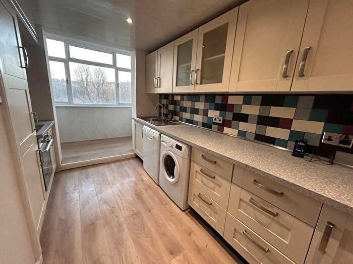 3 Bedroom Apartment To Rent In Regent Court, Sheffield, S6