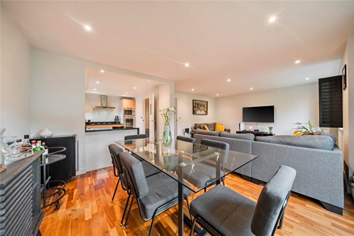 2 Bedroom Apartment For Sale In Plaistow Lane, Bromley, Kent, BR1