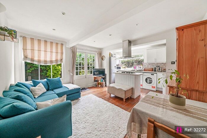 2 Bedroom Flat To Rent In Goldsboro Road, London, SW8