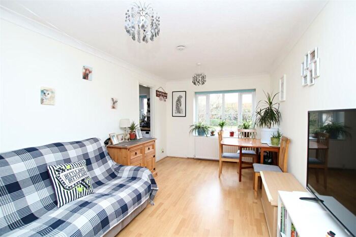 2 Bedroom Flat For Sale In Fishers Court, Horsham, RH12