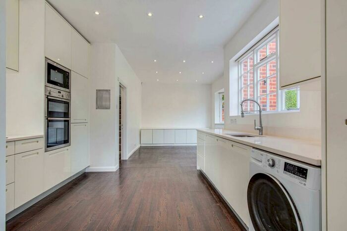 4 Bedroom Semi-Detached House To Rent In Deansway, East Finchley, London, N2