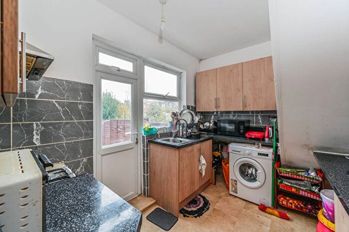 3 Bedroom Maisonette For Sale In Beeches Road, Tooting Bec, London, SW17