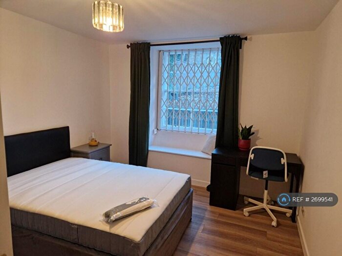 2 Bedroom Flat To Rent In West Nicolson Street, Edinburgh, EH8