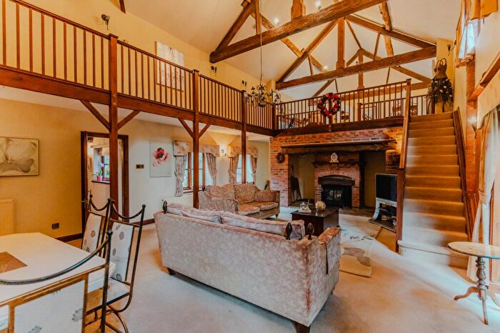 5 Bedroom Barn Conversion For Sale In Barn Close, Castle Donington, DE74