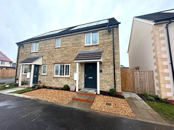 3 Bedroom Semi-Detached House To Rent In Banbury Close, Faringdon, Oxfordshire, SN7