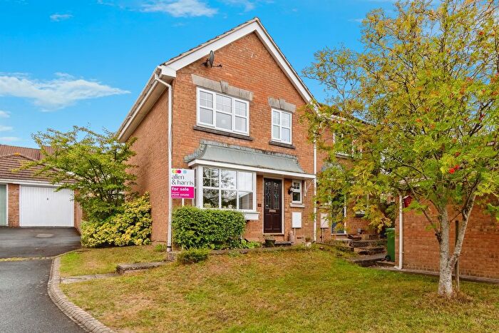 3 Bedroom Semi-detached House For Sale In Sorrel Drive, Chippenham, SN14