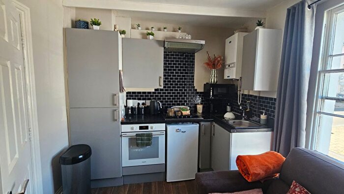2 Bedroom Flat To Rent In Church Street, Paignton, TQ3