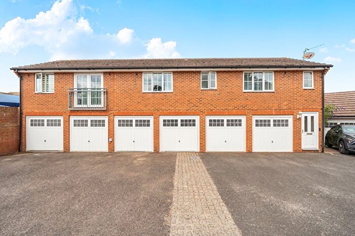 2 Bedroom Maisonette For Sale In Cuddington Avenue, Worcester Park, Surrey, KT4