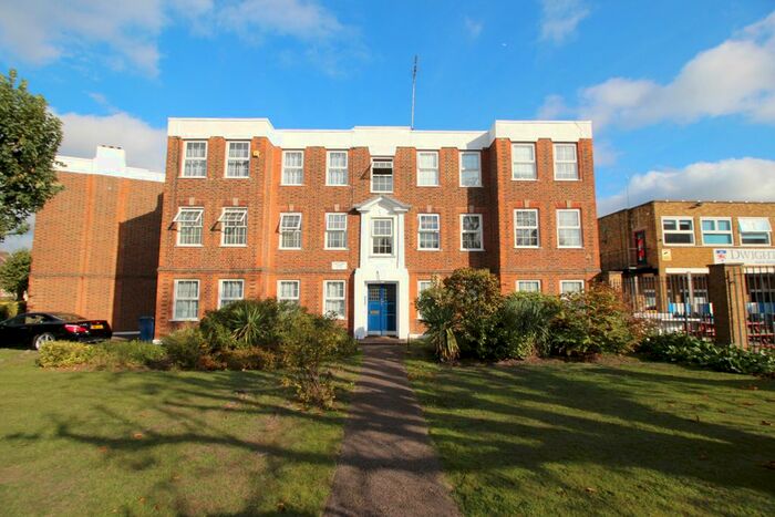 2 Bedroom Flat For Sale In Hartland Court, Hartland Road, N11