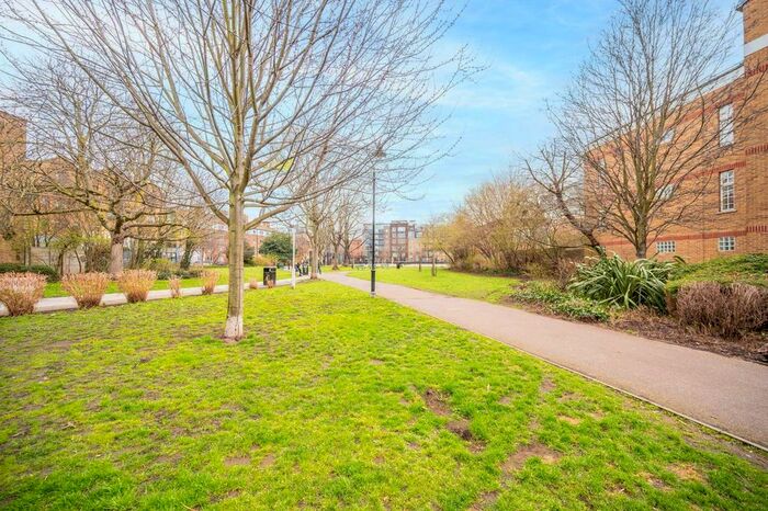 2 Bedroom Flat To Rent In Bell Yard Mews, London Bridge, London, SE1