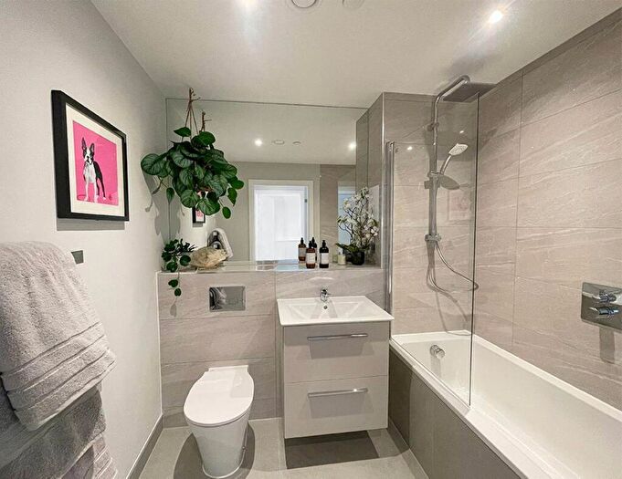 2 Bedroom Flat For Sale In Vision Point, Battersea, SW11