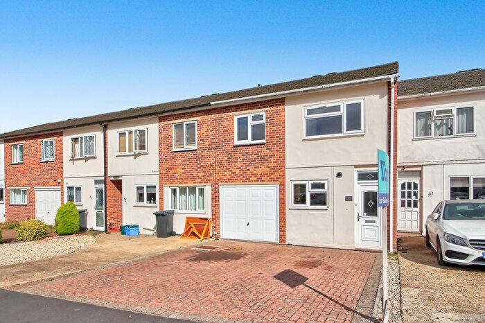 3 Bedroom Terraced House For Sale In Sutton Road, Newbury, RG14