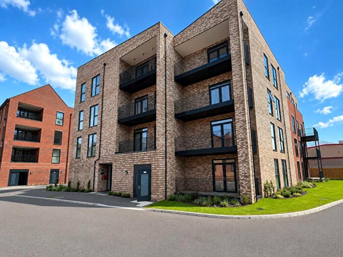 3 Bedroom Apartment For Sale In Carters Close, Reading, Berkshire, RG1