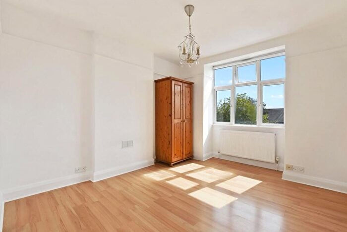 2 Bedroom Flat To Rent In East End Road, London, N2