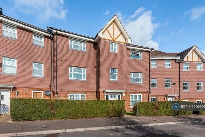 2 Bedroom Flat To Rent In St. Neot's Court, Bickley, BR1