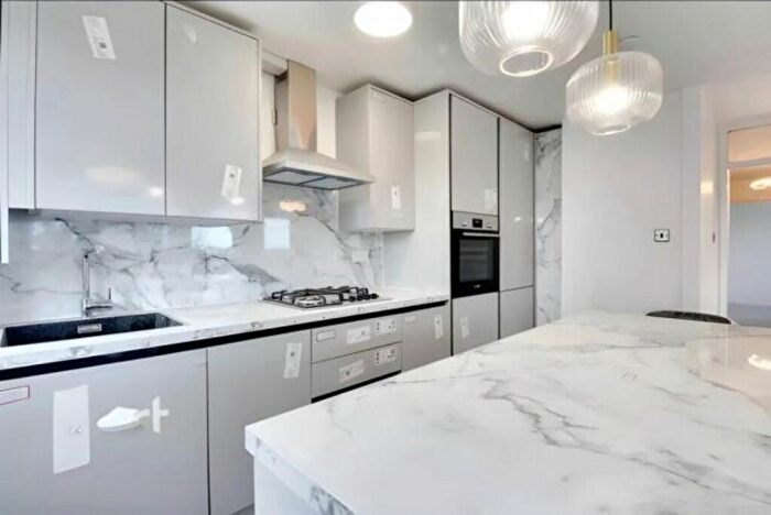 2 Bedroom Flat For Sale In Whittingham Avenue, Southend-On-Sea, SS2