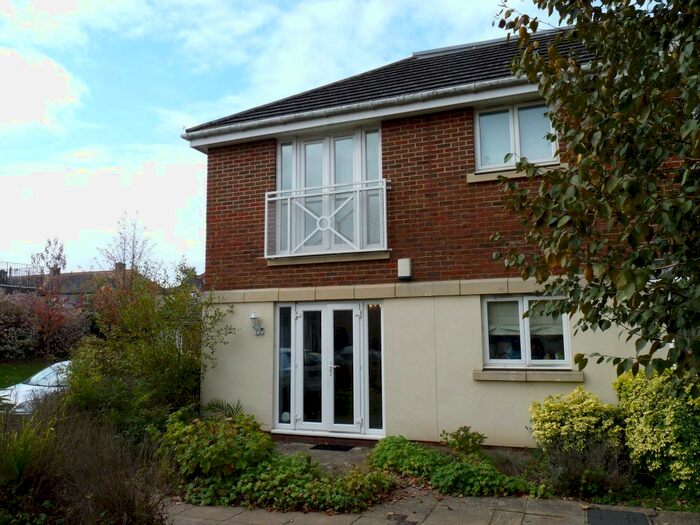 2 Bedroom Flat To Rent In Station Road, Edenbridge, TN8